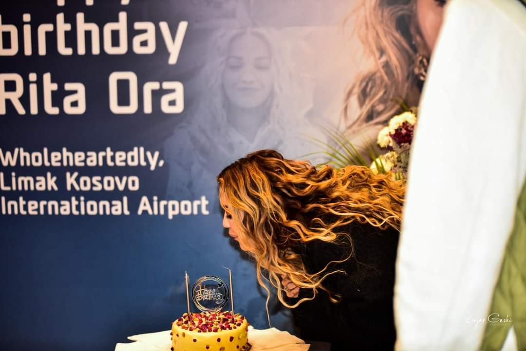 Rita Ora pritet me tortë nga Aeroporti i Prishtinës