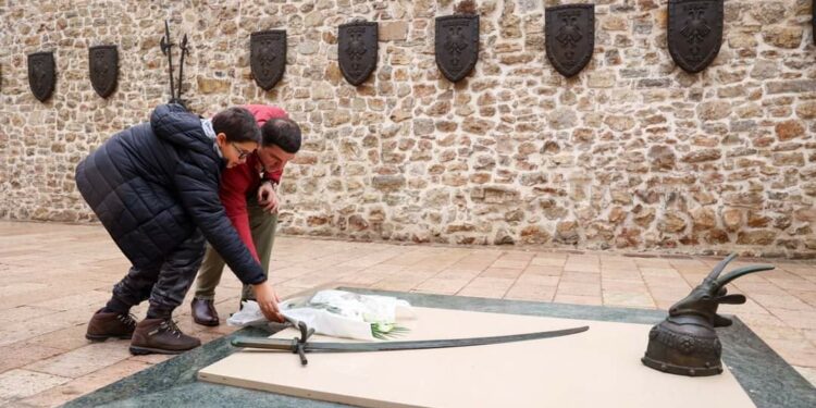 Memli Krasniqi në Lezhë, bashkë me djalin e tij bënë homazhe tek varri i Gjergj Kastriotit – Skënderbeu