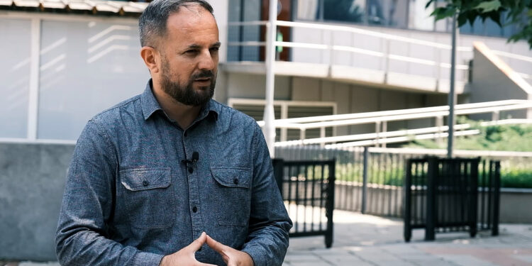 Rraci: Të gjithë ne i kemi kërkuar Kurtit ta pranoj Asociacionin, tash po e kritikojmë pse po e pranon