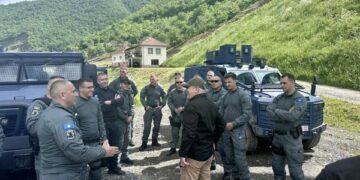 Xhelal Sveçla del me reagim: Policët që protestuan sot këtë vit morën nga 2,200 euro në muaj