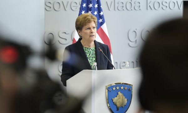 Senatorja Shaheen tregon për bisedat me Kurtin dhe Vuçiqin – BE s’do t’i pres përgjithmonë Kosovën dhe Serbinë
