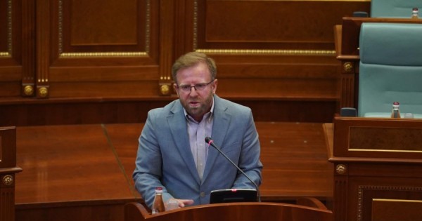 Abazi e godet Mimoza Kusarin, Kurtin e pyet “a je serbofil që e pranove Asociacionin”