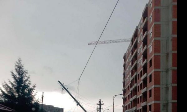 Rajoni i Dukagjinit përfshihet nga erërat e forta, rrëzohen shtyllat elektrike (Pamje)