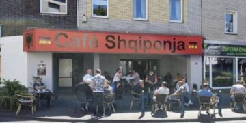 Kjo është kafeneja e kosovarëve në Gjermani që po i “çmend” serbët