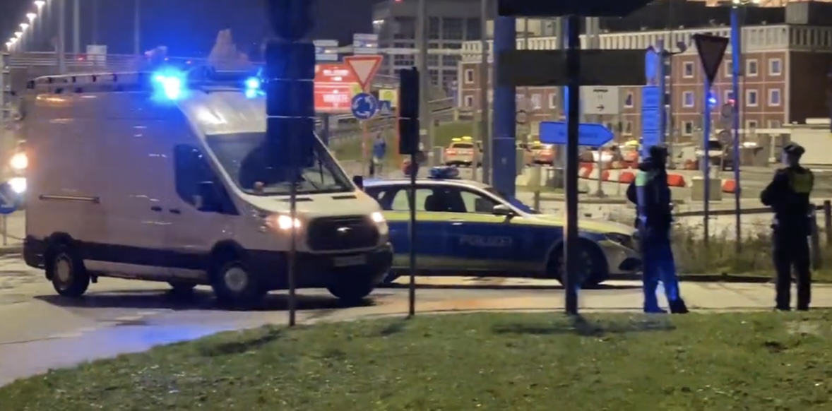 Të shtëna me armë në aeroportin e Hamburgut, dorasi po mban peng dy fëmijë