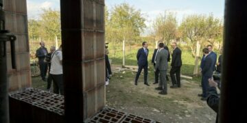 Kurti vizitoi tri familje të komuniteteve jo shumicë, përfituese për ndërtimin dhe renovimin e shtëpive