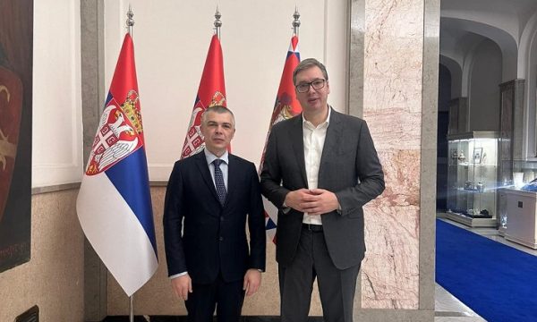Jabllanoviq takohet me Vuçiqin, Kosovën e shkruan me fusnotë, godet Kurtin dhe opozitën në Serbi