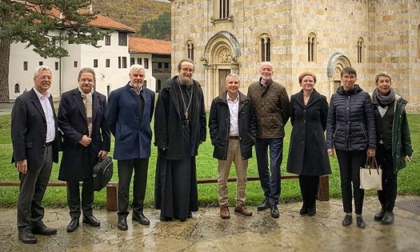 “Do t’i përvetësojnë kishat tona”, ish-kryediplomati serb i reagon Ambasadorit Rohde rreth postimit për Manastirin e Deçanit