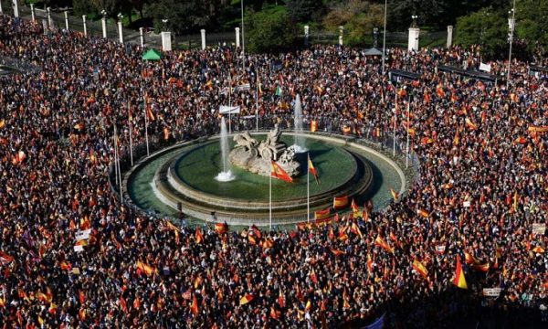 “Mos e shit Spanjën”, protestë masive kundër Sanchez që mori pushtetin me mbështetjen partive katalonase