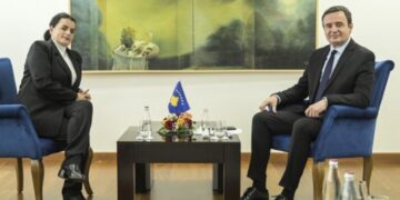 ​Kurti dhe Vasfije Krasniqi diskutojnë mbi hulumtimin e krimeve të kryera gjatë luftës