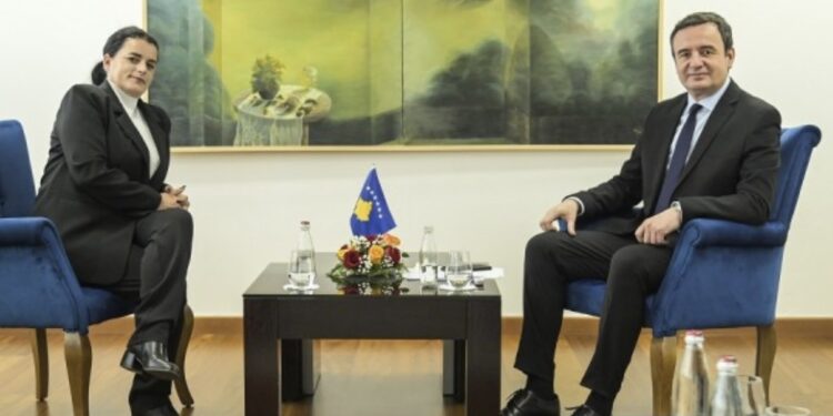 ​Kurti dhe Vasfije Krasniqi diskutojnë mbi hulumtimin e krimeve të kryera gjatë luftës