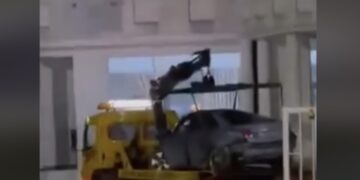 Publikohen pamjet: Vetura që u përdor për grabitjen në Suharekë dërgohet në stacion policor