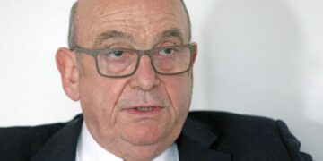 Forcat britanike ruajnë kufirin e Kosovës, emisari Peach në Serbi takon komandantin e ushtrisë serbe