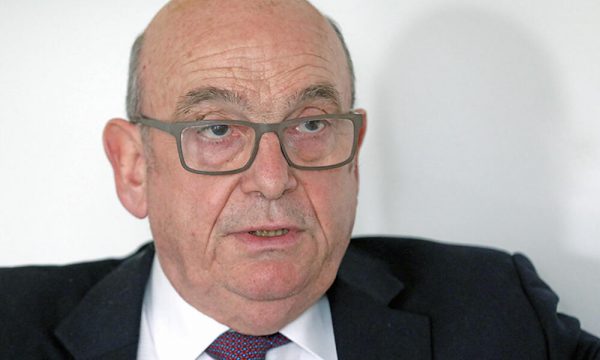 Forcat britanike ruajnë kufirin e Kosovës, emisari Peach në Serbi takon komandantin e ushtrisë serbe