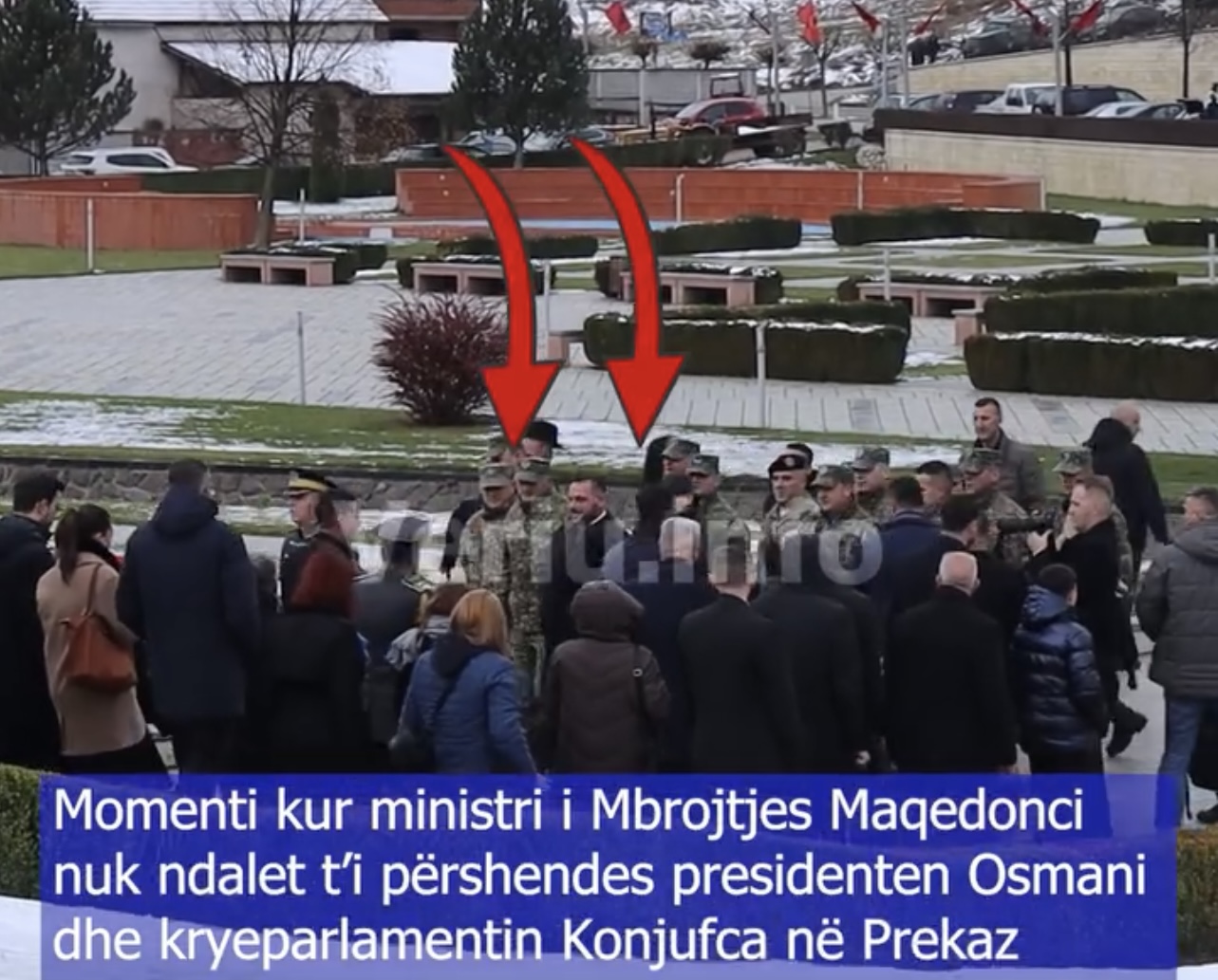Edhe pse e ka komandante supreme, ministri i Mbrojtjes nuk ndalet të përshendes presidenten Osmani në Prekaz (VIDEO)