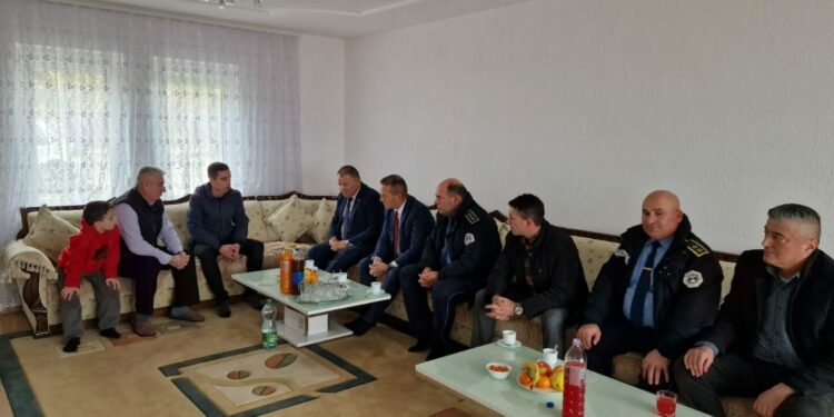 Hoxha viziton policët e plagosur që intervenuan për ta parandaluar grabitjen në Suharekë