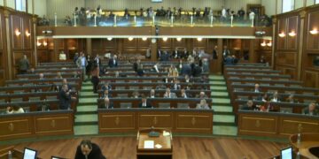 Pas më shumë se tetë orësh përfundon seanca e Kuvendit