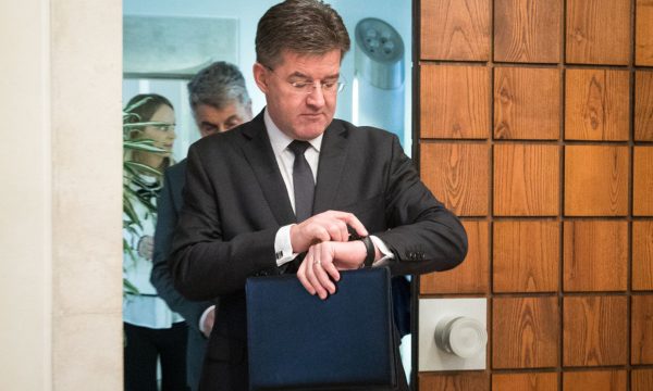 Lajçak sot takohet me liderët e partive opozitare