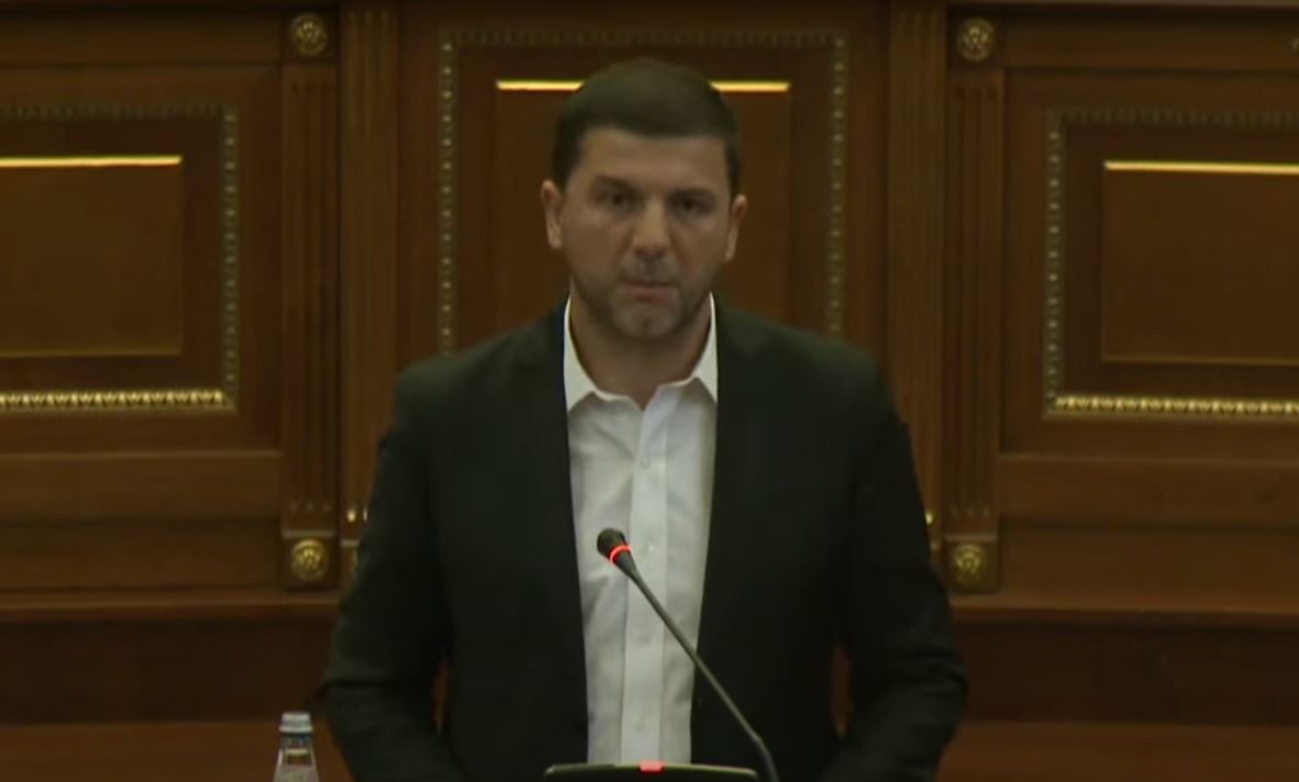 Krasniqi, Kurtit: A u qetësove kryeministër, se më bëre marak, 10 vjet më vonë po e mbron “Zajednicën”