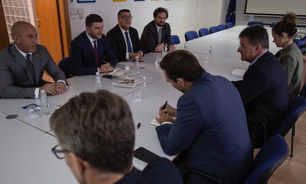 “Dreqi fshihet në detaje”, çka deklaruan liderët e opozitës për draft-statutin e Asociacionit pasi u takuan me Lajçakun
