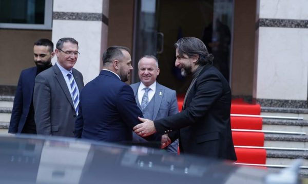 Ministri i Mbrojtjes i shkon në zyre Përparim Ramës, tregon për çka folën