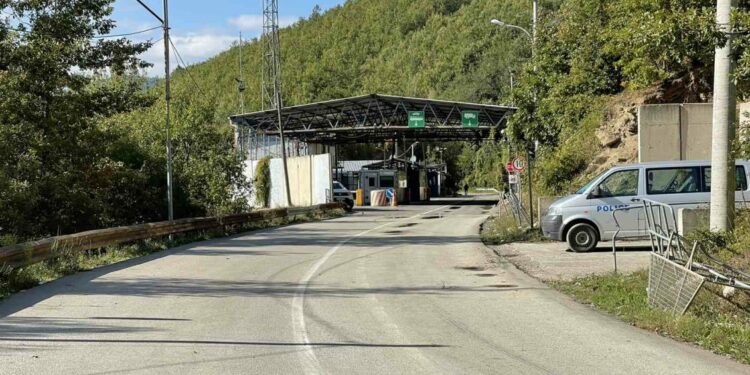 Ndalohet një serb në Bërnjak, kishte në veturë uniformë ushtarake e gjëra tjera që nxisin përçarje