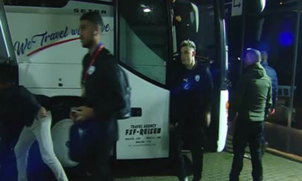 Ekipi i Izraelit mbërrin në stadium nën përcjelljen e pjesëtarëve të Njësisë Speciale
