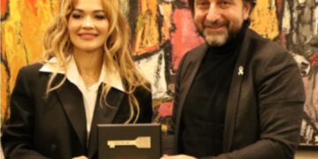 Rama i dorëzon Rita Orës çelësin e kryeqytetit