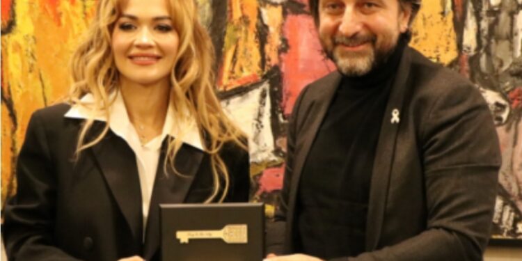 Rama i dorëzon Rita Orës çelësin e kryeqytetit