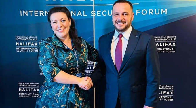 Ministri i Mbrojtjes e njoftoi deputeten britanike për rrezikun e militarizimit të vijës kufitare nga ana e Serbisë