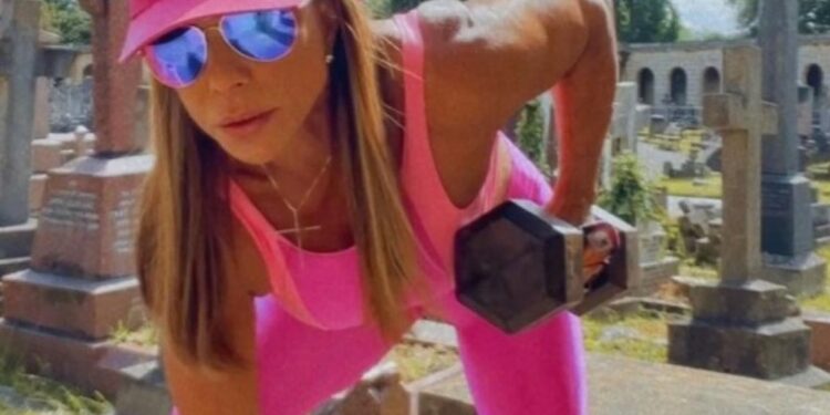 Skena e pabesueshme në varreza: Andreas i pëlqen të stërvitet në “paqe dhe qetësi” dhe lëvizja e saj ka shkaktuar debate