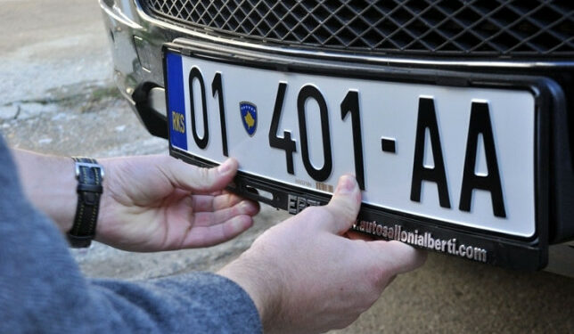 Afër 1 mijë e 500 serbë i konvertuan targat nga ato ilegale në RKS