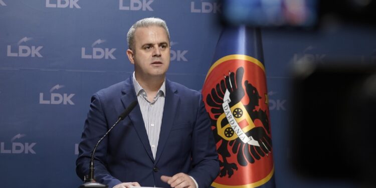 Azemi i LDK-së kritikon Kurtin: Nga piroman ka kaluar në fanatik të Asociacionit