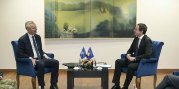 Kurti bisedoi me Stoltenbergun për praninë e 48 bazave të përparme operacione serbe përreth kufirit me Kosovën