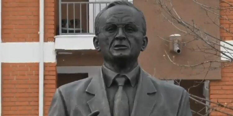 Bëhet zbulimi i shtatores së Adem Demaçit në Podujevë (Foto)