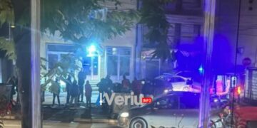 Aksident në Mitrovicë, vetura godet këmbësorin afër vijave të bardha