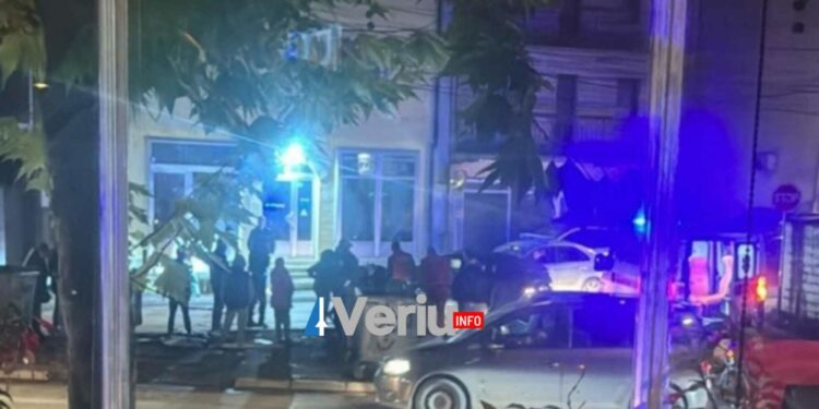 Aksident në Mitrovicë, vetura godet këmbësorin afër vijave të bardha