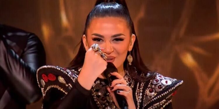 Albina Kelmendi shfaqet në veshje tradicionale