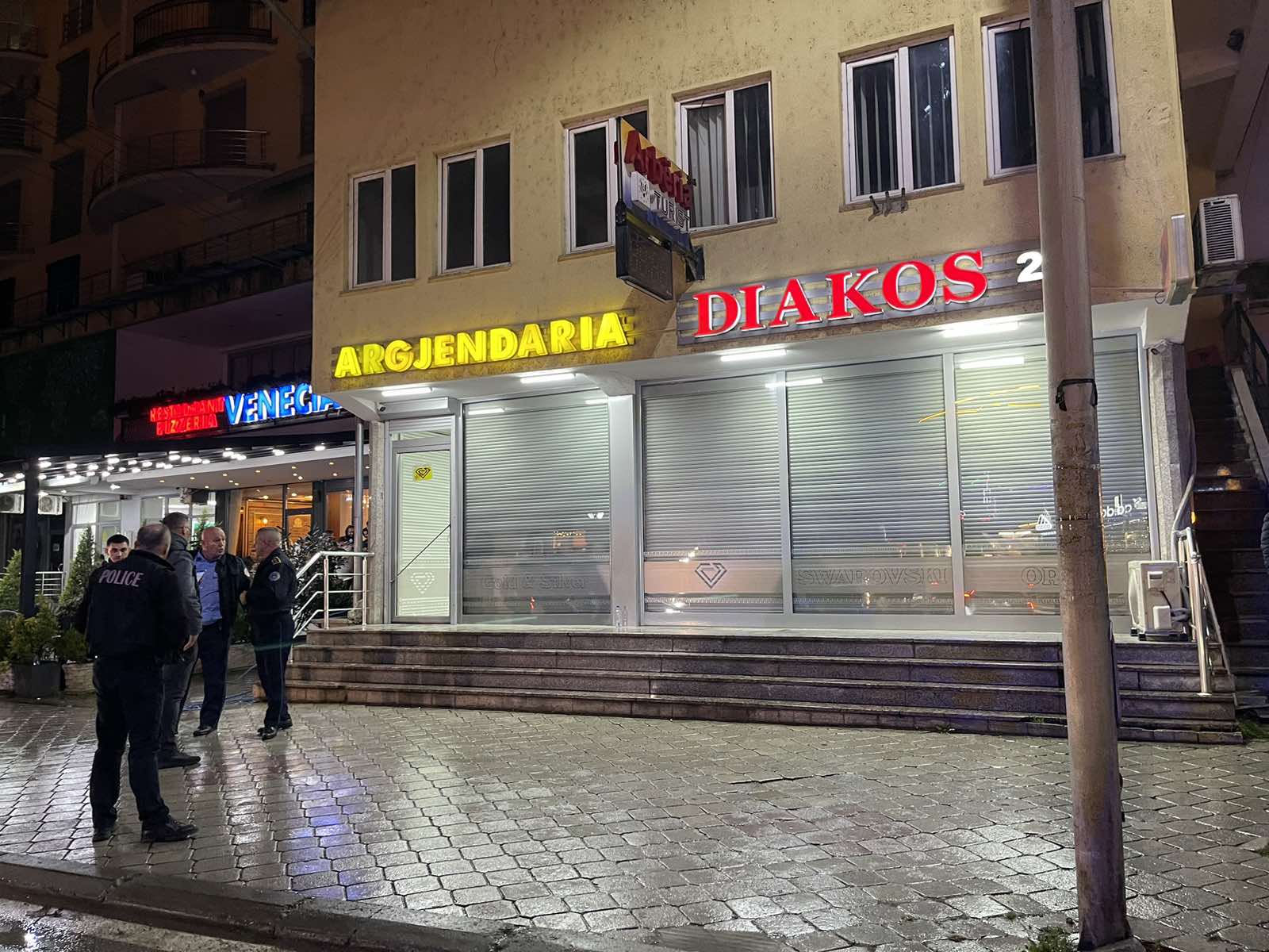 Këta janë dy personat që u arrestuan sot të dyshuar për grabitjen e argjendarisë në Suharekë