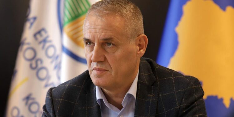 Kryetari i Naftëtarëve: Ka lëvizje të çmimeve të naftës, çmimi real do të duhej të ishte 1 euro për litër