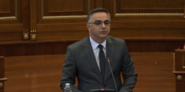 Tahiri pas raportimit të Kurtit në Kuvend: Ikje spektakulare nga përgjegjësia dhe dështimi dyvjeçar në dialog