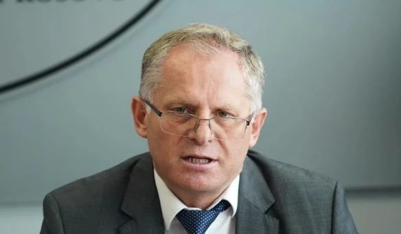 Bislimi kundërshton KE-në: Serbët mund të aplikojnë për pasaporta të Kosovës e të lëvizin pa viza