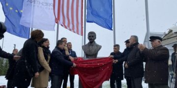 Inaugurohet busti i heroit kombëtar, Hasan Prishtina në kryeqytet