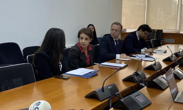 Paga 7500 euro e Gani Jakupit, Gërvalla e Musliu-Shoshi përplasen në Komision