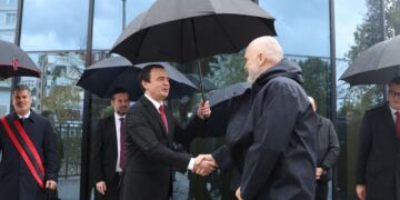 28 Nëntori: Edi Rama dhe Albin Kurti shtrëngojnë duart në Vlorë