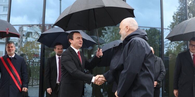 28 Nëntori: Edi Rama dhe Albin Kurti shtrëngojnë duart në Vlorë