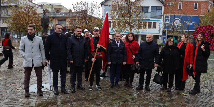 Vushtrria me shumë aktivitete shënon 28 Nëntorin, Idrizi: Gëzuar Dita e Flamurit dhe 111 vjetori i Pavarësisë!