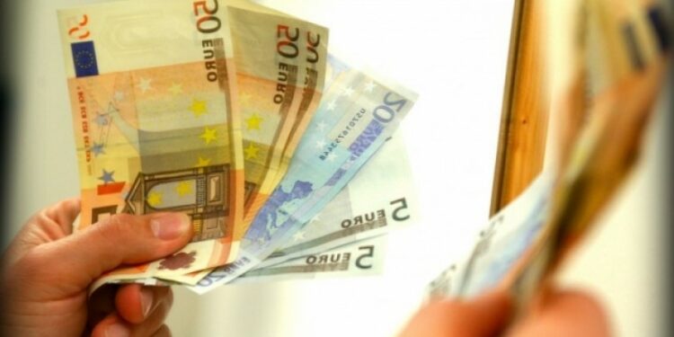 Paraburgim për pesë persona, dyshohet se vodhën mbi 30 mijë euro në një market në Viti