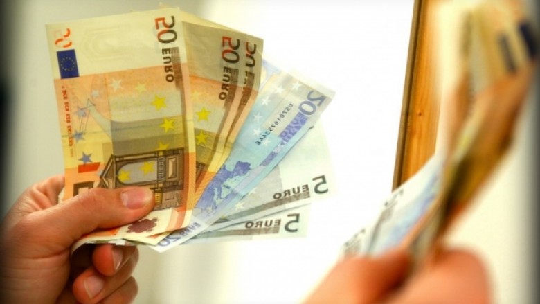 Kosovarët shënojnë rekord në kursime, 5.89 miliardë euro në banka