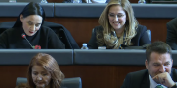 “Pse po qeshni e nderuar deputete?”, Konjufca i kërkon përgjigje Pacollit